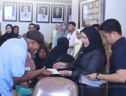 Wali Kota Eva Dwiana Salurkan Santunan Bencana dan Pengobatan