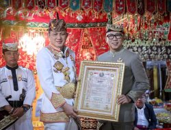 Gubernur Mirza Dianugerahi Tongkat Pusaka