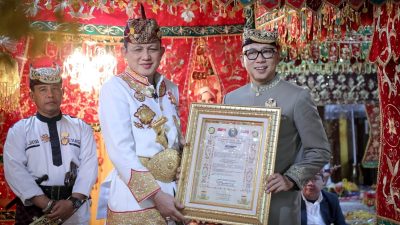 Gubernur Mirza Dianugerahi Tongkat Pusaka